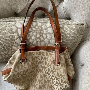 Womens Micheal Kors Bag.